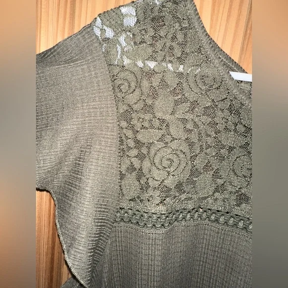 Plus Size TORRID OLIVE GREEN TEXTURED TIE-BACK LACE YOKE SMOCKED TOP - Picture 5 of 6